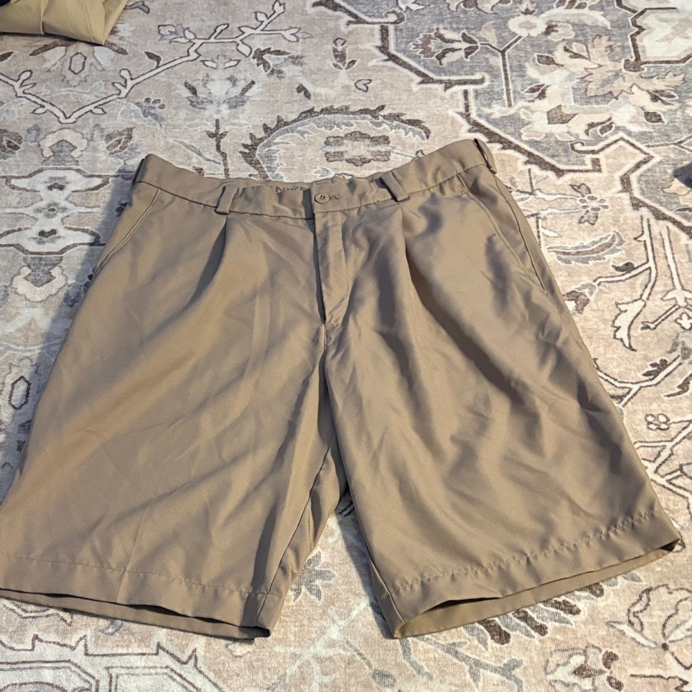 Nike golf tan Men's Tan Shorts size 32 medium